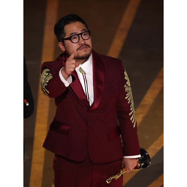 Daniel Kwan Oscar 2023 Traje Rojo