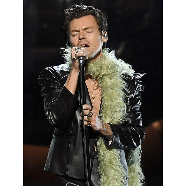 Harry stylt die Lederjacke für die Grammys 2021