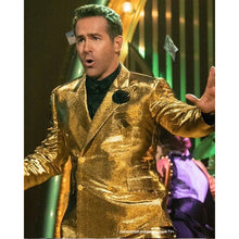 Ryan Reynolds temperamentvoller goldener Blazer