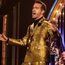 Ryan Reynolds temperamentvoller goldener Blazer